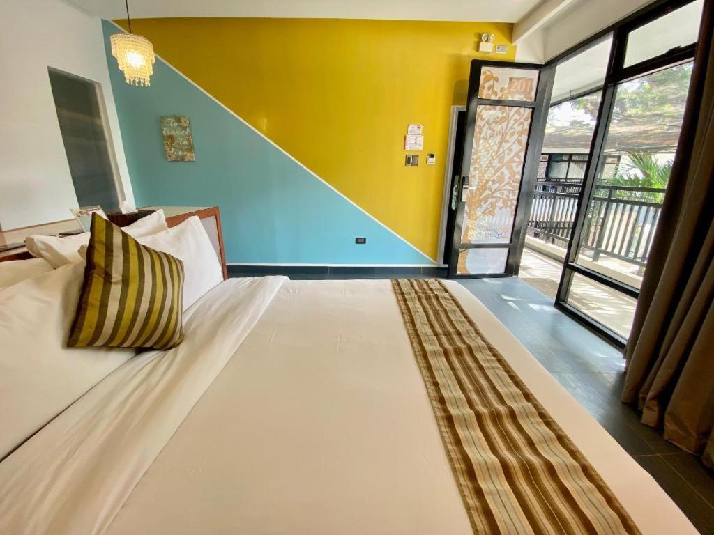 White Breeze Palawan Boutique Hotel Puerto Princesa Exterior photo